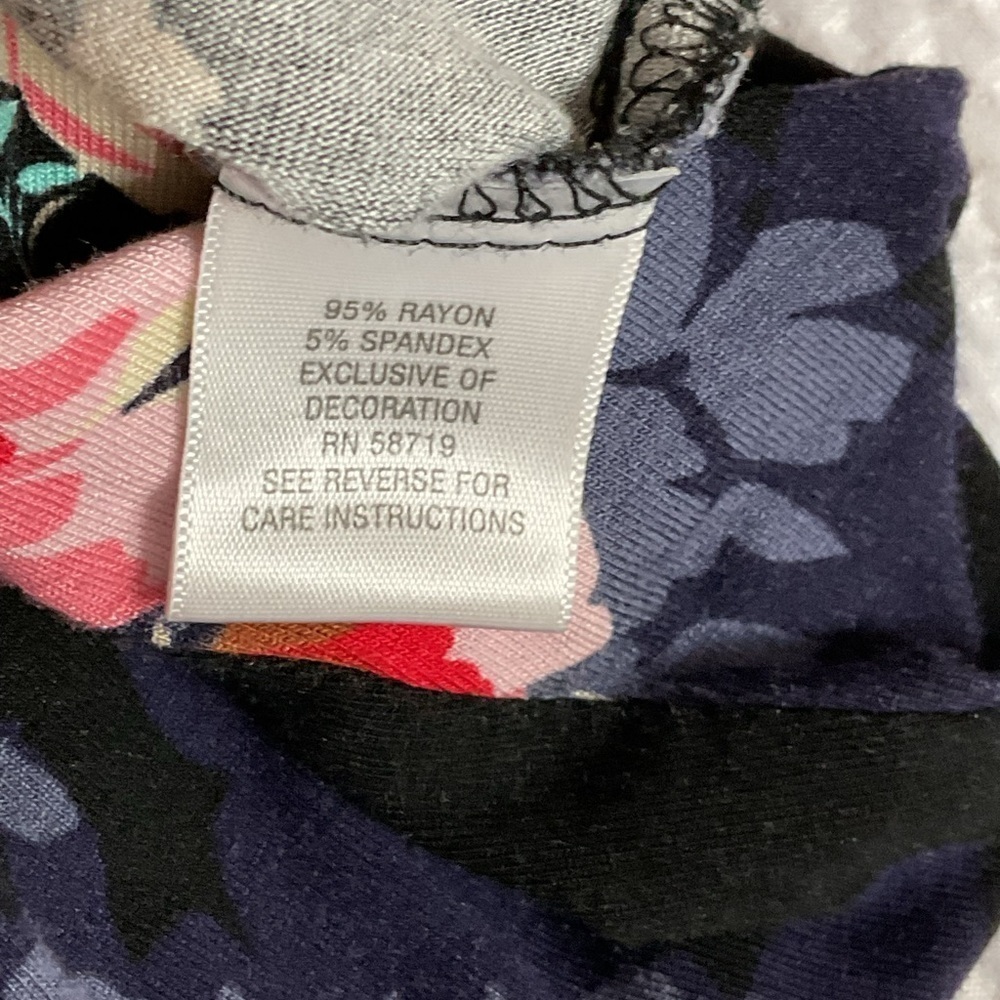 Woman’s Gently Used Relativity Tunic - Picture 11 of 12